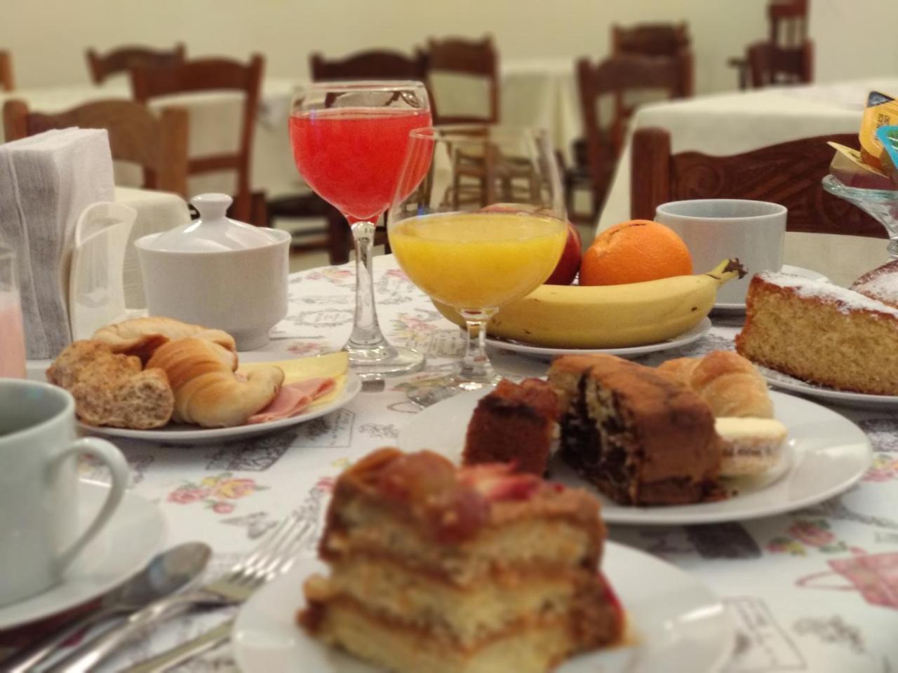 Crown Hotel Melo